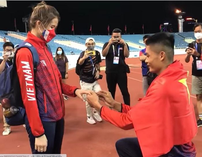 Video: Vừa đạt HCV SEAgames đã tranh thủ cầu hôn bạn gái