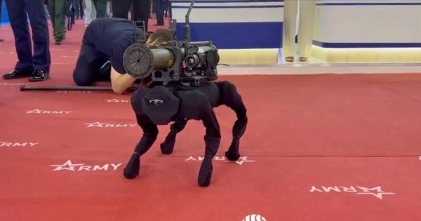 Video: Nga trình làng chó robot mang vũ khí, nhắm chính xác mục tiêu