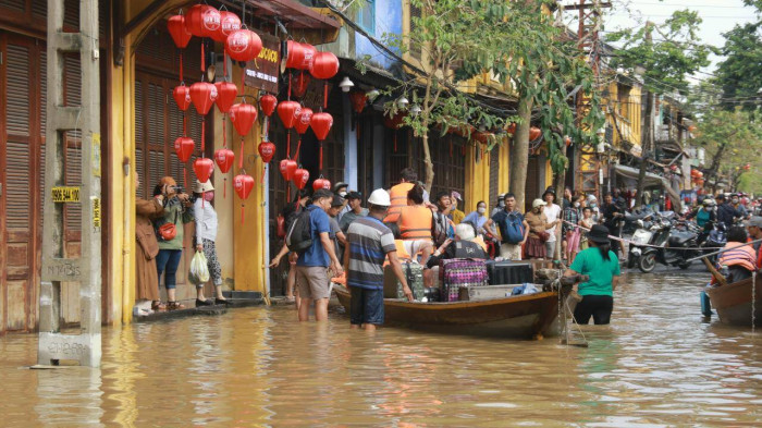 Video: Hội An chìm trong biển nước, du khách di chuyển bằng ghe thuyền