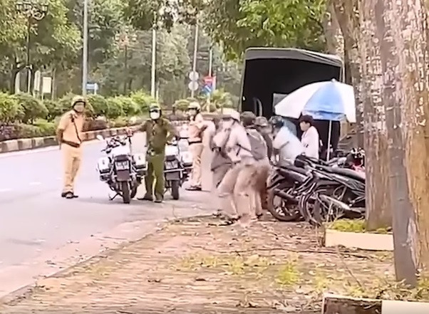 Cười “rớt hàm” với màn phạt nhóm học sinh vi phạm luật giao thông