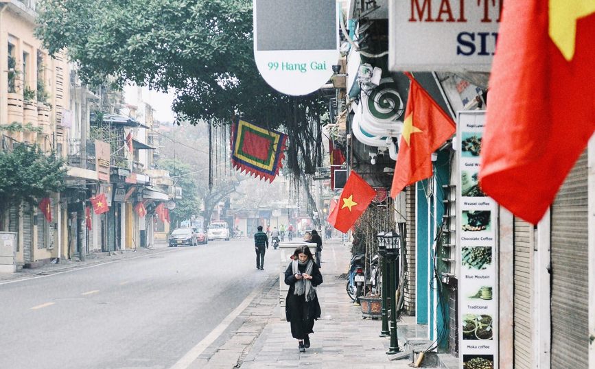 Giờ phút hiếm có sáng mồng 1 Tết, Hà Nội bình yên đến lạ