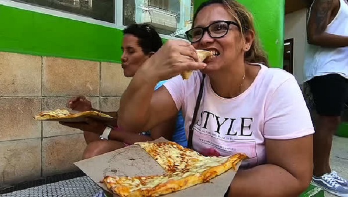 Độc lạ bánh pizza “bay” qua 3 tầng nhà hút khách tại Cuba