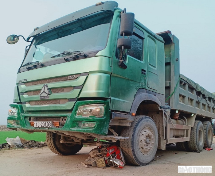 Chở con đi học, 3 mẹ con thiệt mạng khi va chạm với xe tải