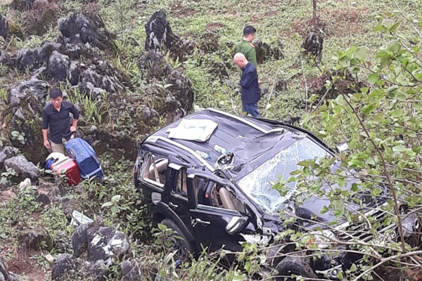 Thanh niên bị ô tô tông rơi xuống hố sâu 50m ở Mã Pì Lèng