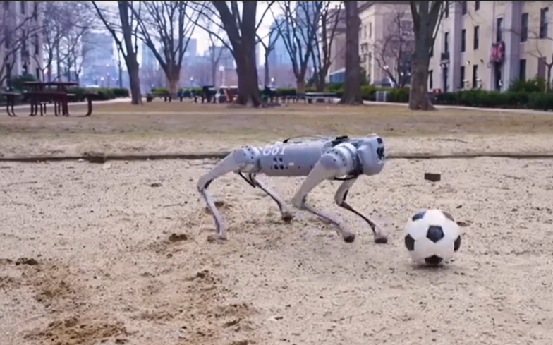 Robot chó có thể chơi bóng đá như Messi 