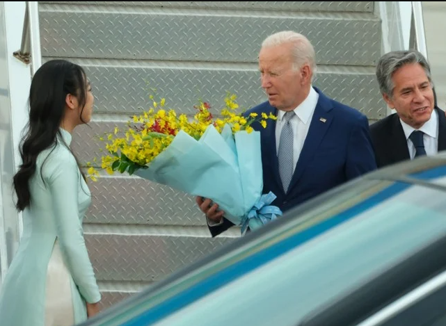 Chân dung nữ sinh tặng hoa cho Tổng thống Mỹ Joe Biden