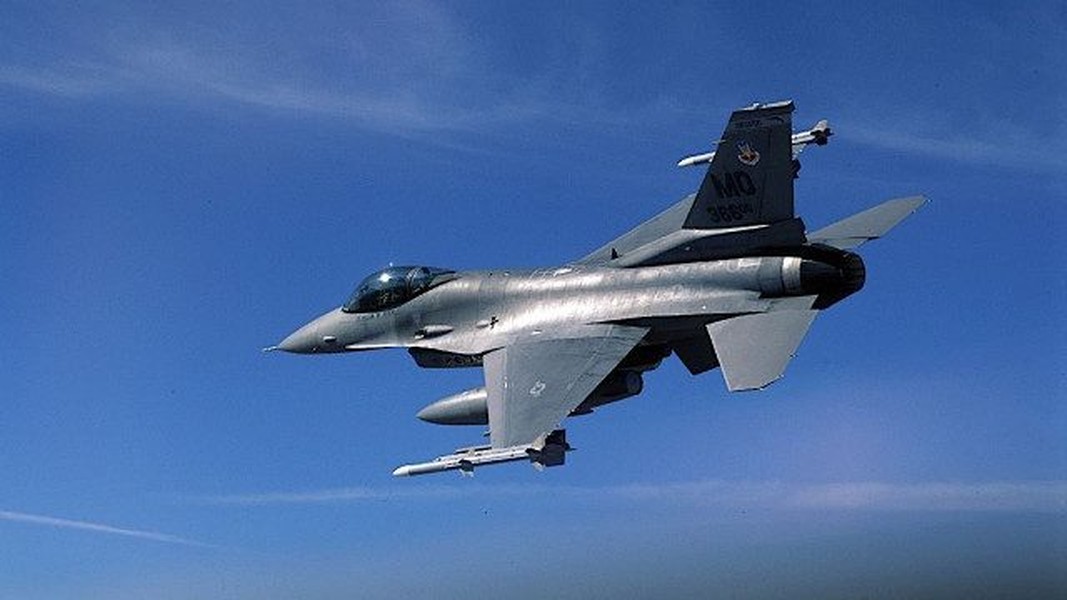 Tốc độ tối đa của tiêm kích F-16 khác xa so với “quảng cáo“