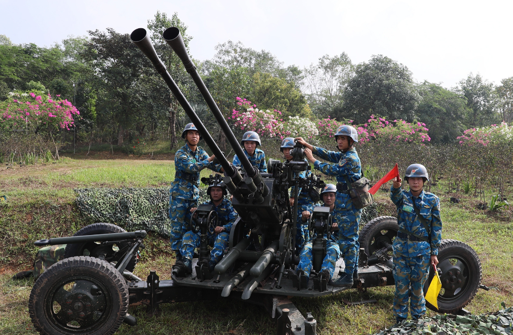 Bộ đội tên lửa xuyên đêm chiếm lĩnh trận địa, triển khai khí tài