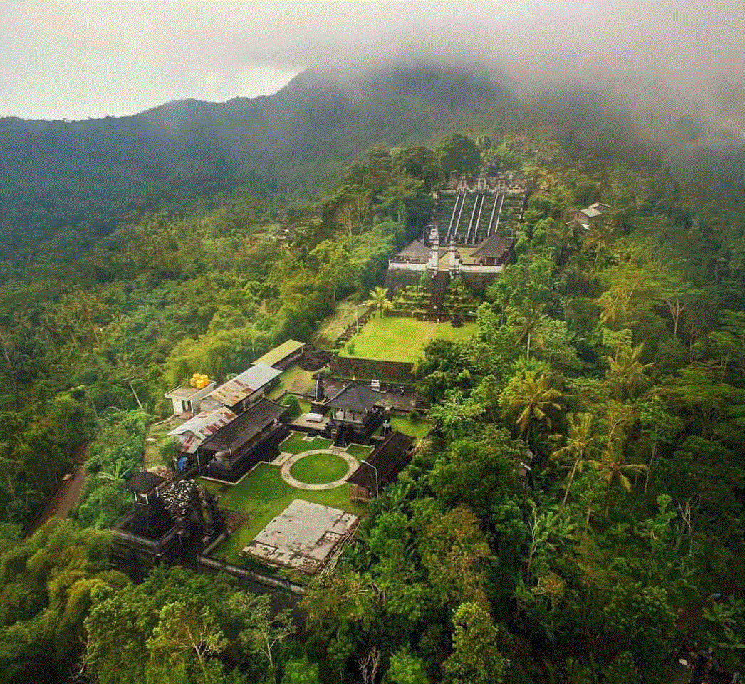 Đền thiêng Pura Lempuyang Luhur nằm trên núi Lempuyang ở hướng Đông Bali, cách trung tâm Ubud khoảng 90km, đây là một trong chín ngôi đền chính cổ nhất còn sót lại trên núi cao, mang đậm dấu ấn văn hóa tôn giáo đặc trưng của Bali,  Indonesia.