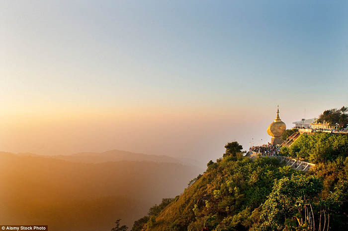 Hòn đá thiêng bằng vàng ở Myanmar và bí mật ẩn chứa bên trong