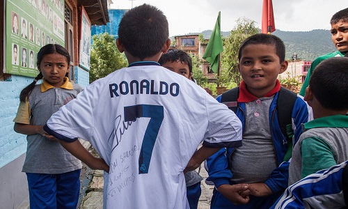 Nạn nhân nhí động đất Nepal ngạc nhiên nhận quà của Ronaldo