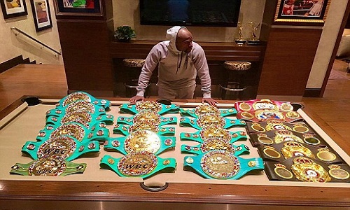 Tay đấm Floyd Mayweather khoe của, khoe chiến tích gây choáng