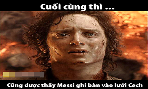 Ảnh chế bóng đá: Messi lần đầu ghi bàn vào lưới Cech