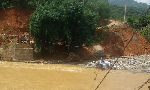 Ảnh: Hoang tàn sau lũ dữ, dân Lào Cai bơi suối vớt "lộc trời cho"