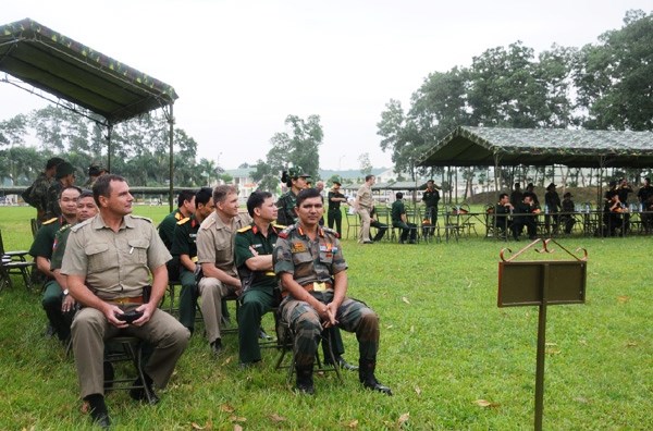 Mãn nhãn sĩ quan nước ngoài so tài súng K54 ở Việt Nam