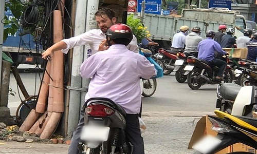 Chàng Tây ngăn xe lên vỉa hè làm dân mạng ngượng tái mặt