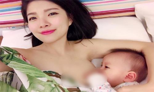 Selfie lúc cho con bú, bà mẹ bỉm sữa bất ngờ nổi tiếng