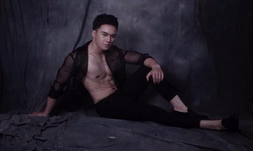 Chết mê thân hình sáu múi siêu chuẩn của hot boy Hà thành