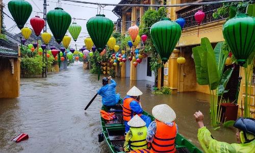 Phượt thủ khó quên trải nghiệm chèo thuyền dạo phố Hội An 