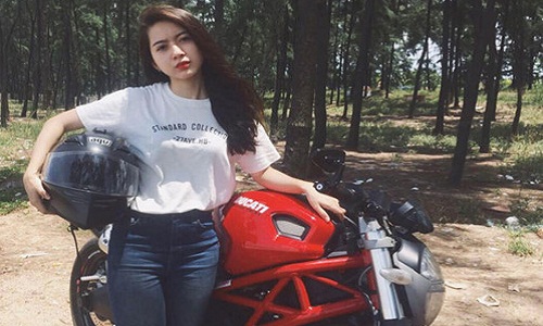 Quá xinh, quá “chất”, nữ biker Việt lên báo nước ngoài