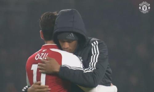 Ozil khiến fan Arsenal phẫn nộ khi chúc mừng M.U thắng trận