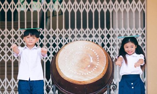 Cả thanh xuân trở về theo bộ ảnh hai học sinh tiểu học Hà Nội