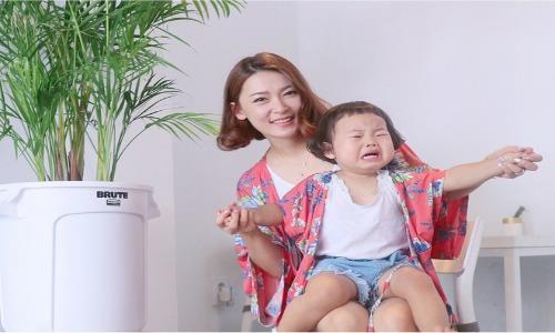 Bà mẹ trẻ Hàn Quốc có sở thích chụp ảnh “dìm hàng” con gái