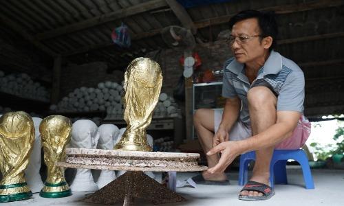 Dân mạng thích thú cúp vô địch World Cup tại VN