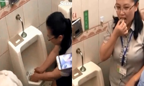 Video: Vứt bánh gạo vào toilet rồi thản nhiên nhặt lên ăn