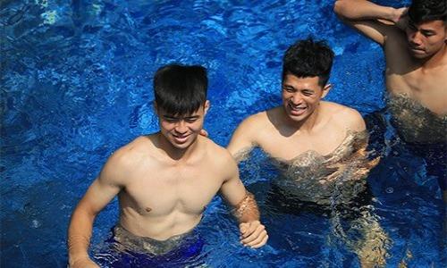 Trước đại chiến Nhật Bản, Olympic Việt Nam khoe cơ bắp khiến vạn người mê