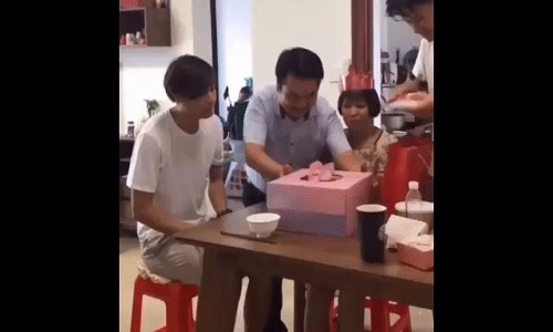 Video: Cái kết “buồn” trong ngày sinh nhật chỉ vì cậu con trai vụng về