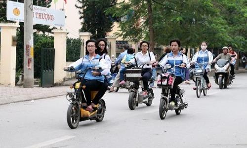 Không đội mũ bảo hiểm, học sinh “làm xiếc” với xe máy điện trên phố