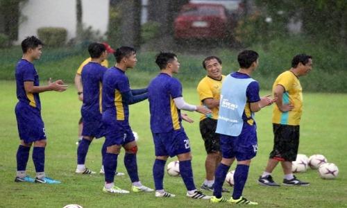 Đội tuyển Việt Nam đội mưa chờ đấu Philippines ở AFF Cup 2018