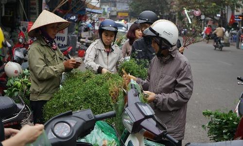 Người dân Hà Nội đi chợ sớm mua lá mùi về tắm Tất niên