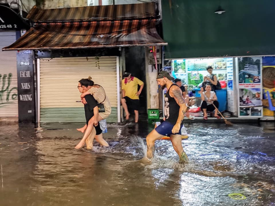 CĐM tới tấp khoe ảnh “Hà Nội phố cũng như sông“