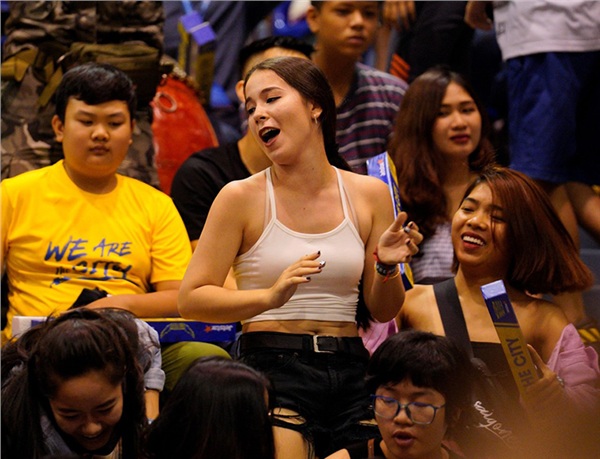 Fan girl con lai "đốt cháy" khán đài với màn dance cam bốc lửa 