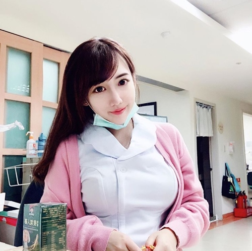 Nữ y tá vòng 1 “khủng” hớp hồn bao chàng trai từ cái nhìn đầu tiên