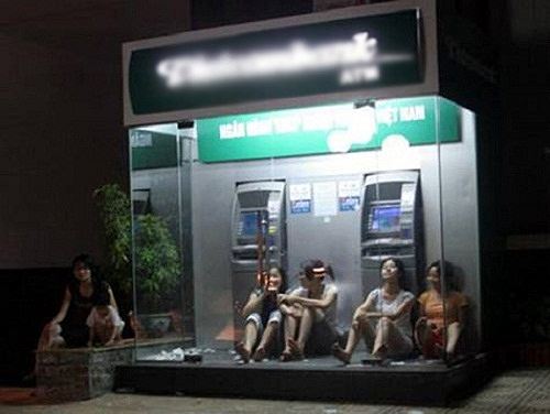 Nắng nóng đỉnh điểm, người dân trốn vào cây ATM giải nhiệt