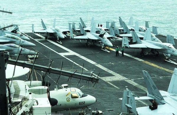 Choáng ngợp dàn chiến cơ đậu san sát trên tàu sân bay USS Theodore Roosevelt