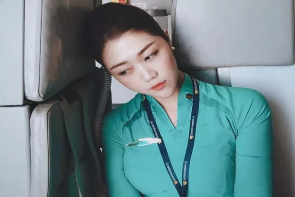 Nữ tiếp viên Vietnam Airlines bị page bán hàng online ngang nhiên "chôm ảnh" 