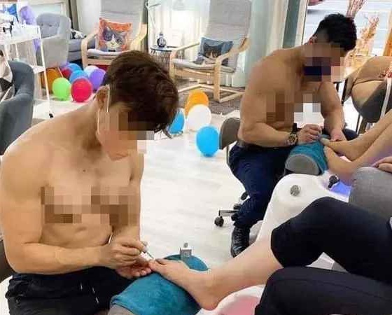 Nam nhân viên cởi trần phục vụ khách, tiệm nail nhận đủ chỉ trích