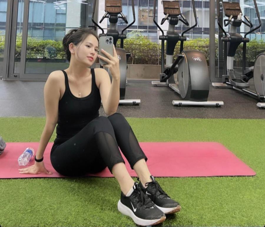 Ăn Tết xong, "thánh nữ Mì Gõ" mải tập gym lấy lại vóc dáng