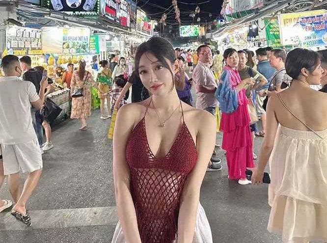 Mặc đồ như lưới đánh cá tới Phú Quốc, hot girl Hàn Quốc gây sốt