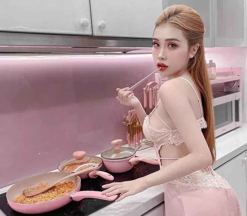 Hot girl "Ghiền mì gõ" táo bạo mặc váy ngủ mỏng tang vào bếp