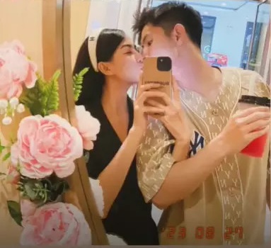 Hot boy đội tuyển Việt Nam "khóa môi" bạn gái cực ngọt trên story