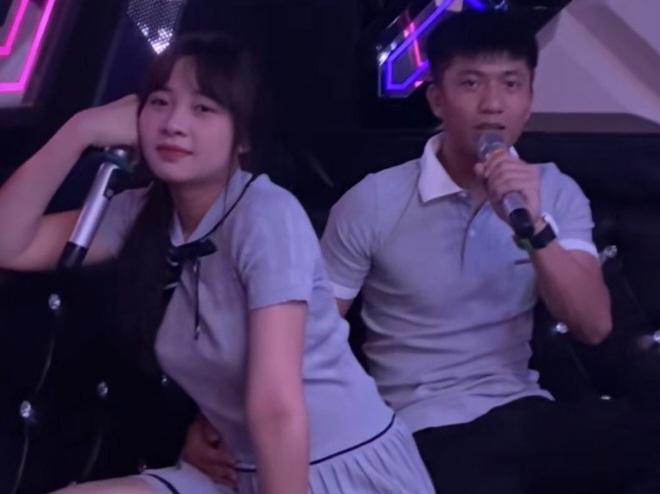 Đi hát Karaoke với vợ, Phan Văn Đức lộ "bàn tay tình tứ"