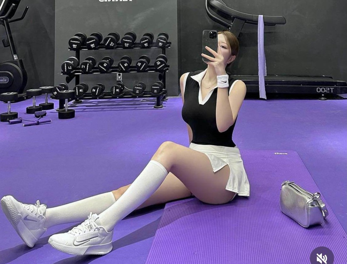 “Hot girl ngực khủng” Hàn Quốc mặc váy siêu ngắn trong phòng gym