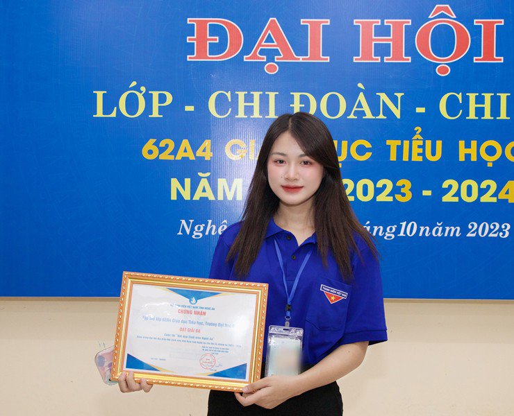 Danh tính nữ sinh Nghệ An mặc áo đoàn đẹp trong veo gây sốt mạng