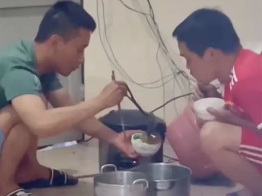 Sở hữu tài sản khủng, Quang Linh Vlogs vẫn ăn uống xuề xòa