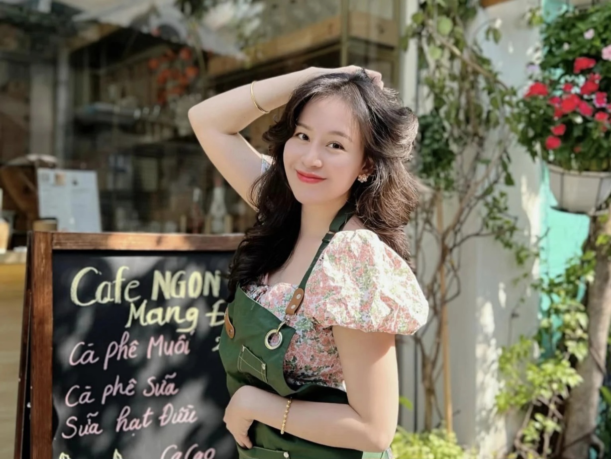 Bị khịa "hết thời đi bán cafe", Bà Tưng nói gì?